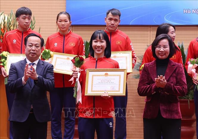 Tặng Bằng khen của Chủ tịch UBND thành phố Hà Nội cho các huấn luyện viên, vận động viên đạt thành tích xuất sắc tại Đại hội thể thao Đông Nam Á lần thứ 33 tại Thái Lan – năm 2025. Ảnh: Văn Điệp – TTXVN