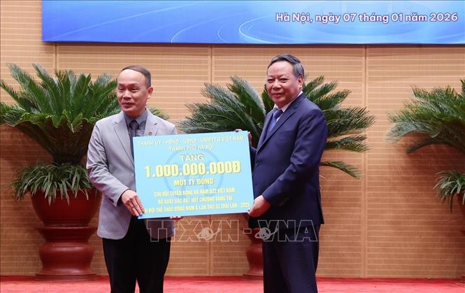 Thành phố Hà Nội tặng một tỷ đồng cho đội tuyển bóng đá nam U22 Việt Nam đã xuất sắc đạt Huy chương Vàng tại Đại hội thể thao Đông Nam Á lần thứ 33 -năm 2025. Ảnh: Văn Điệp – TTXVN