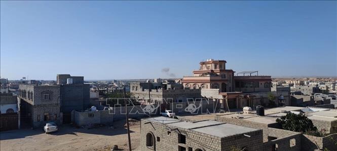 (Tư liệu) Khói bốc lên sau cuộc không kích tại tỉnh Al-Mahrah, Yemen, ngày 4/1/2026. Ảnh: THX/TTXVN