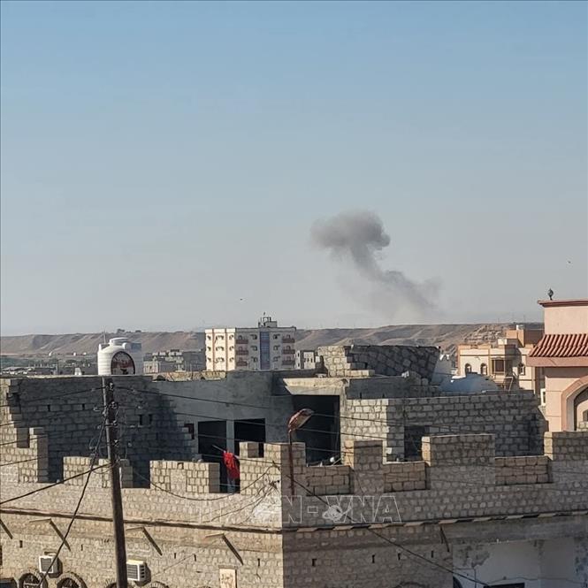 (Tư liệu) Khói bốc lên sau cuộc không kích tại tỉnh Al-Mahrah, Yemen, ngày 4/1/2026. Ảnh: THX/TTXVN