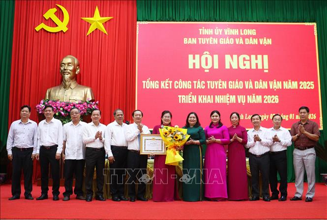 Ban Tuyên giáo và Dân vận Trung ương trao Bằng khen cho Ban Tuyên giáo và Dân vận Tỉnh ủy Vĩnh Long đã có thành tích xuất sắc trong công tác tuyên giáo và dân vận giai đoạn 2021-2025. Ảnh: Phạm Minh Tuấn - TTXVN