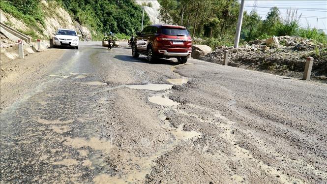 Đoạn Quốc lộ 19 đoạn qua đèo An Khê (tỉnh Gia Lai) xuất hiện ổ gà, sóng trâu gây nguy hiểm cho người tham gia giao thông. Ảnh: Sỹ Thắng - TTXVN