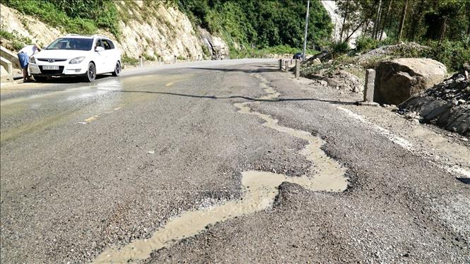 Đoạn Quốc lộ 19 đoạn qua đèo An Khê (tỉnh Gia Lai) xuất hiện ổ gà, sóng trâu gây nguy hiểm cho người tham gia giao thông. Ảnh: Sỹ Thắng - TTXVN            