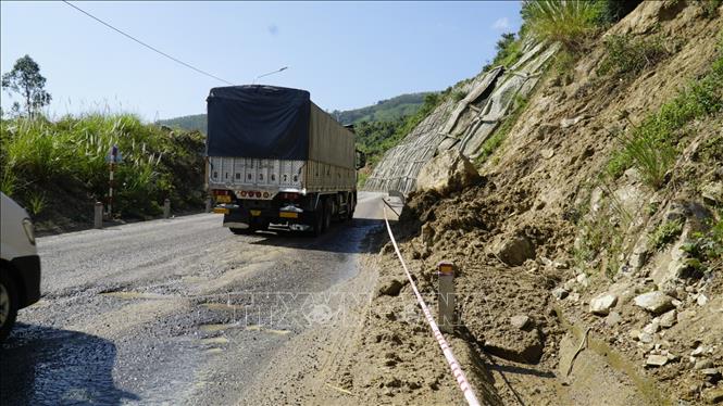 Taluy dương bị sạt lở trên Quốc lộ 19 đoạn qua đèo An Khê (tỉnh Gia Lai). Ảnh: Sỹ Thắng - TTXVN