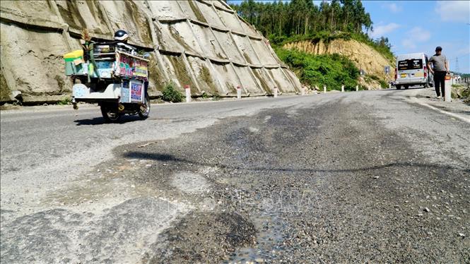 Đoạn Quốc lộ 19 đoạn qua đèo An Khê (tỉnh Gia Lai) có mặt đường xuống cấp. Ảnh: Sỹ Thắng - TTXVN          