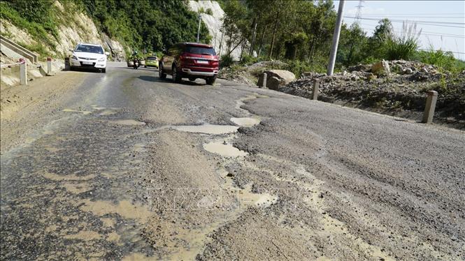 Đoạn Quốc lộ 19 đoạn qua đèo An Khê (tỉnh Gia Lai) có mặt đường xuống cấp. Ảnh: Sỹ Thắng - TTXVN              