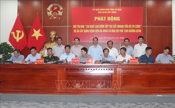 Chủ đầu tư và đơn vị thi công ký kết giao ước thi đua. Ảnh: Tuấn Phi - TTXVN