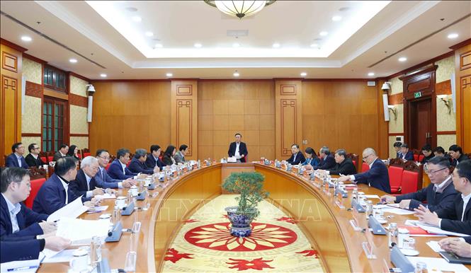 Politburo member and Standing Member of the Party Central Committee’s Secretariat Tran Cam Tu chairs the working session. VNA Photo: Phương Hoa 