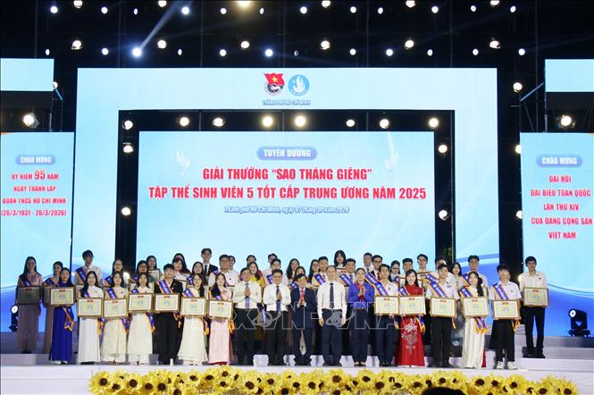 Các gương cán bộ Hội Sinh viên Việt Nam Thành phố Hồ Chí Minh nhận giải thưởng “Sao Tháng Giêng” của Trung ương Hội Sinh viên Việt Nam. Ảnh: Thu Hương - TTXVN