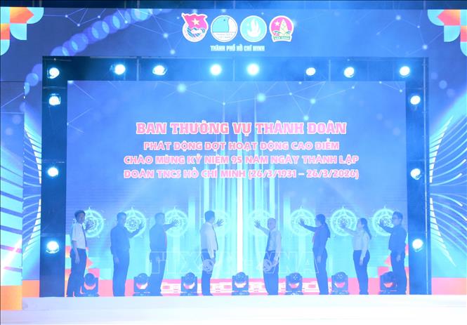 Các đại biểu thực hiện nghi thức phát động đợt cao điểm mừng kỷ niệm 95 năm ngày thành lập Đoàn TNCS Hồ Chí Minh. Ảnh: Thu Hương - TTXVN
