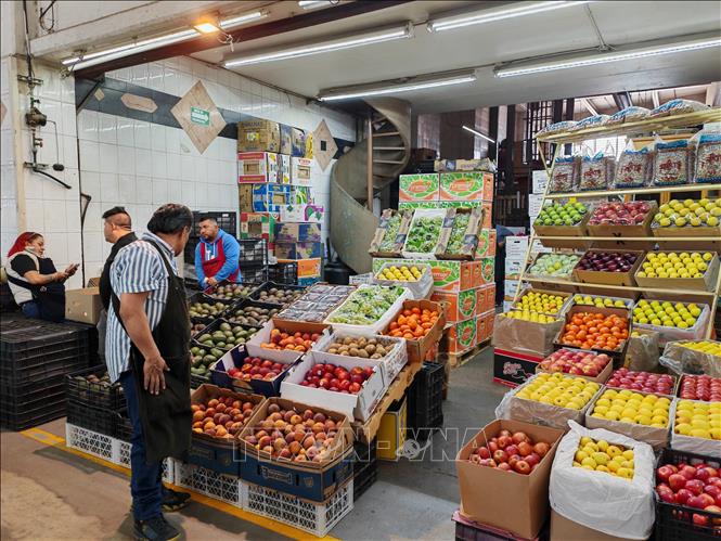 Hỏa quả và táo nhập khẩu từ Mỹ được bày bán tại chợ đầu mối thực phẩm Central de Abasto ở phía Đông thủ đô Mexico City.  Ảnh: Phương Lan- PVTTXVN tại Mexico