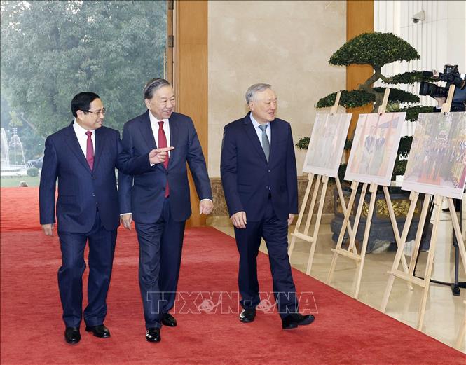 Thủ tướng Phạm Minh Chính và Phó Thủ tướng Thường trực Nguyễn Hòa Bình đón Tổng Bí thư Tô Lâm dự hội nghị. Ảnh: Thống Nhất – TTXVN