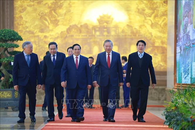 Thủ tướng Phạm Minh Chính đón Tổng Bí thư Tô Lâm; Chủ tịch nước Lương Cường; Chủ tịch Quốc hội Trần Thanh Mẫn đến dự hội nghị. Ảnh: Dương Giang-TTXVN 
