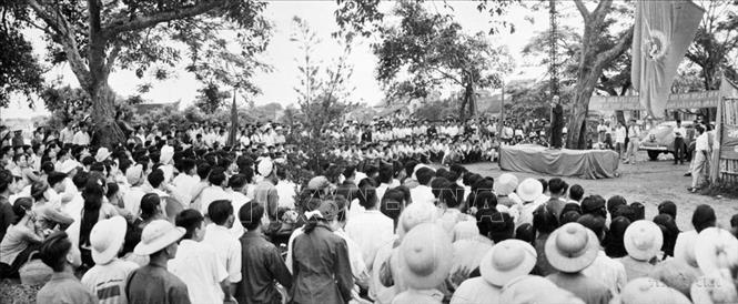 Chủ tịch Hồ Chí Minh nói chuyện với thanh niên Hà Nội tham gia xây dựng đường Thanh Niên (6/6/1959). Ảnh: TTXVN