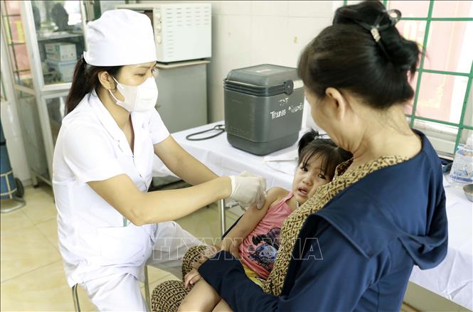 A child gets vaccination at the health station of Te Lo commune, Phu Tho province. VNA Photo: Hoàng Hùng