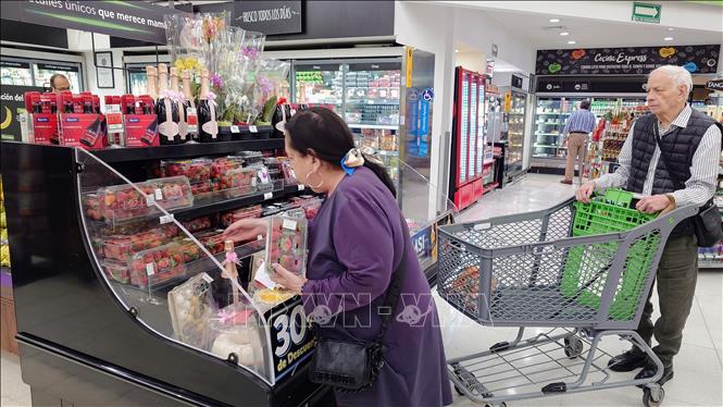 Người dân mua sắm tại siêu thị Walmart, thủ đô Mexico City, Mexico. Ảnh: Phi Hùng - PV TTXVN tại Mexico