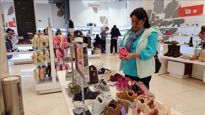 Người tiêu dùng chọn mua giầy trong trung tâm thương mại Liverpool, thủ đô Mexico City, Mexico. Ảnh: Phi Hùng - PV TTXVN tại Mexico