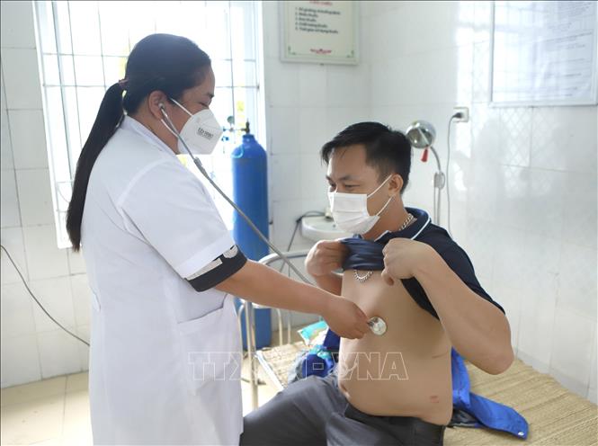 Locals in Phu Tho province now are able to receive reimbursement of medical examination and treatment costs under health insurance at their localities' health stations. VNA Photo: Hoàng Hùng