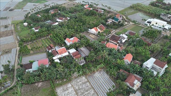 Hàng chục ngôi nhà dân ở xã Long Phụng (Quảng Ngãi) bị tốc mái, hư hại, nay đã được sửa sang lại kiên cố hơn. Ảnh: Hải Âu - TTXVN