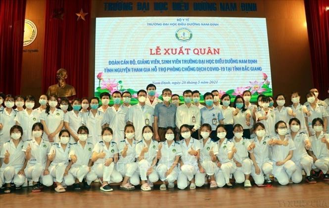 Sinh viên Trường Đại học Điều dưỡng Nam Định thể hiện tinh thần quyết tâm trước khi lên đường đến “tâm dịch” Bắc Giang hỗ trợ công tác phòng, chống dịch COVID-19. Ảnh: Nguyễn Lành - TTXVN
