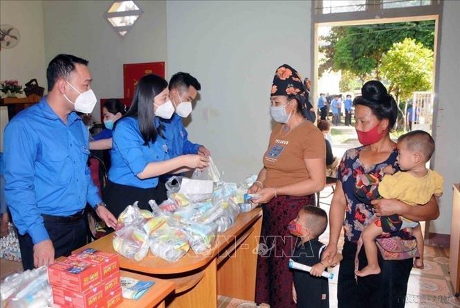 Đoàn viên, thanh niên Sơn La phát thuốc miễn phí cho người dân tại xã É Tòng, huyện Thuận Châu (Sơn La). Ảnh: Quang Quyết - TTXVN