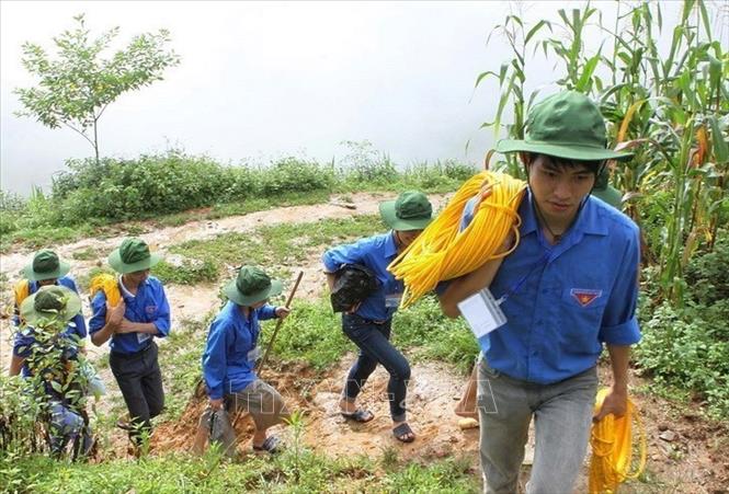 Các tình nguyện viên đến lắp đặt đường dây, thay thế sửa chữa các thiết bị điện cho các hộ nghèo tại xã Lao Và Chải, huyện Yên Minh, tỉnh Hà Giang. Ảnh: Dương Giang - TTXVN