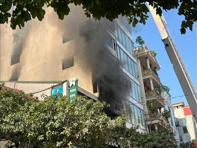 Lực lượng chức năng đang nỗ lực dập tắt đám cháy. Ảnh: Thành Phương - TTXVN