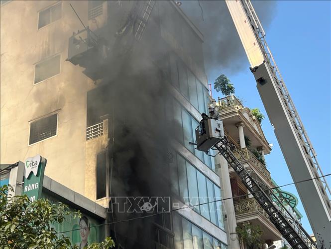 Lực lượng phòng cháy chữa cháy và CHCN tiếp cận khu vực cháy. Ảnh: Lê Đông - TTXVN