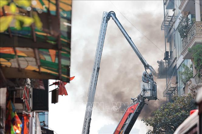 Lực lượng phòng cháy chữa cháy và CHCN tiếp cận khu vực cháy. Ảnh: Lê Đông - TTXVN