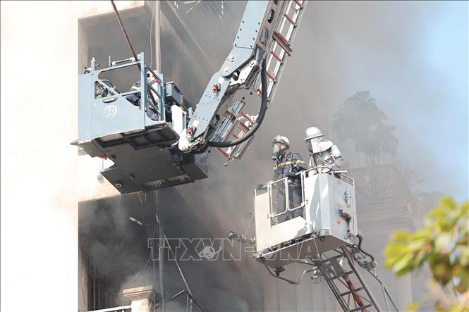 Lực lượng PCCC và CHCN đang nỗ lực dập tắt đám cháy tại nhà dân ở phố Lê Lợi, phường Hà Đông, Hà Nội. Ảnh: Phan Phương - TTXVN