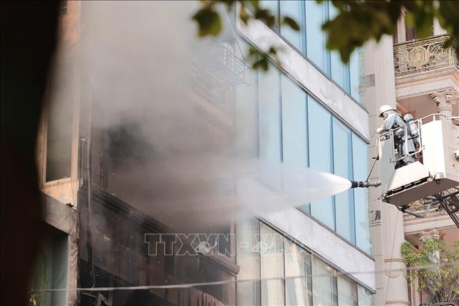 Lực lượng PCCC và CHCN đang nỗ lực dập tắt đám cháy tại nhà dân ở phố Lê Lợi, phường Hà Đông, Hà Nội. Ảnh: Lê Đông - TTXVN