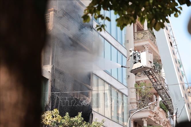 Lực lượng PCCC và CHCN đang nỗ lực dập tắt đám cháy tại nhà dân ở phố Lê Lợi, phường Hà Đông, Hà Nội. Ảnh: Phan Phương - TTXVN