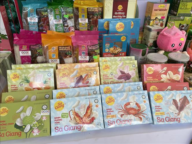 Các dòng sản phẩm chế biến từ gạo của Sa Giang của tỉnh Đồng Tháp đang tiến tới được công nhận chuẩn OCOP 5 sao, được thị trường Mỹ và châu Âu ưa chuộng. Ảnh: Hồng Nhung - TTXVN