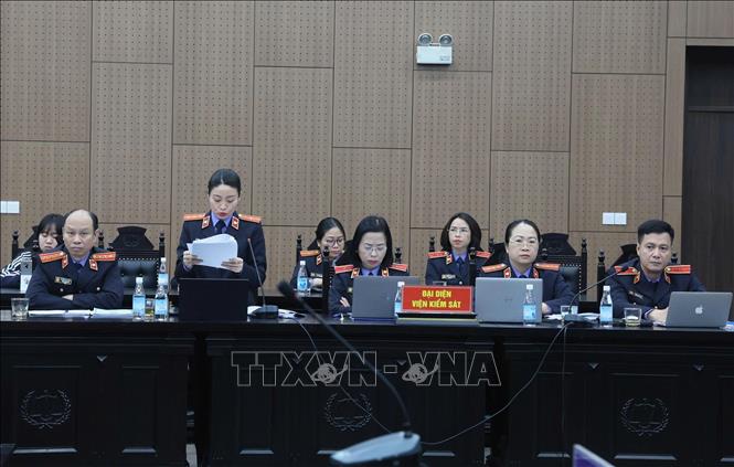 Đại diện Viện Kiểm sát giữ quyền công tố trình bày bản luận tội tại phiên tòa. Ảnh: Kim Anh - TTXVN