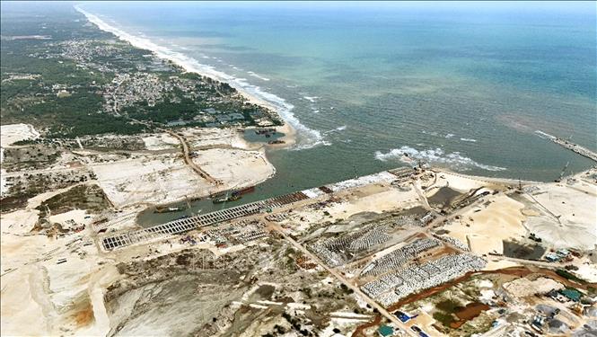 Dự án Bến cảng Mỹ Thủy sẽ tiếp nhận tàu có trọng tải đến 100.000 tấn, dự kiến, vào tháng 4/2026, hai bến cảng đầu tiên là bến số 1, bến số 2 sẽ hoàn thiện và được đưa vào khai thác. Ảnh: Nguyên Linh-TTXVN