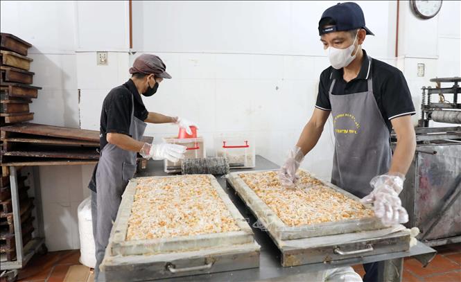 Công nhân Công ty Trách nhiệm hữu hạn Bánh kẹo đặc sản Thiên Đức (xã Đông Hưng) hối hả sản xuất các sản phẩm để phục vụ thị trường Tết. Ảnh: Thế Duyệt – TTXVN 