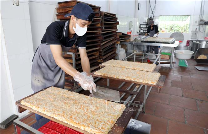 Công nhân Công ty Trách nhiệm hữu hạn Bánh kẹo đặc sản Thiên Đức (xã Đông Hưng) hối hả sản xuất các sản phẩm để phục vụ thị trường Tết. Ảnh: Thế Duyệt – TTXVN 