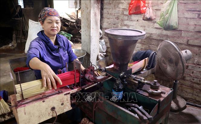 Ngươi dân tổ dân phố Cao (phường Sơn Nam) sản xuất các sản phẩm hương để phục vụ thị trường Tết. Ảnh: Thế Duyệt – TTXVN