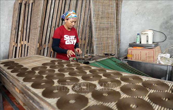 Ngươi dân tổ dân phố Cao (phường Sơn Nam) sản xuất các sản phẩm hương để phục vụ thị trường Tết. Ảnh: Thế Duyệt – TTXVN