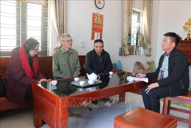 Người dân thôn Diên Lộc, xã Tam Giang bày tỏ niềm phấn khởi khi được chính quyền hỗ trợ sớm ổn định cuộc sống. Ảnh: Thái Hùng- TTXVN