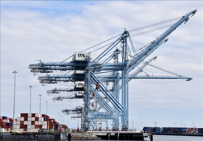 Quang cảnh cảng hàng hóa tại Los Angeles, Mỹ. Ảnh: THX/TTXVN