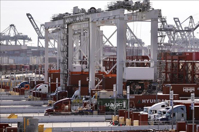 Quang cảnh cảng hàng hóa tại Los Angeles, Mỹ. Ảnh: THX/TTXVN
