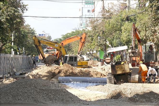 Dự án nâng cấp đường Thủ Khoa Huân được các đơn vị huy động tối đa máy móc thi công, dự kiến hoàn thành trước Tết Nguyên đán Bính Ngọ 2026. Ảnh: Nguyễn Thanh - TTXVN