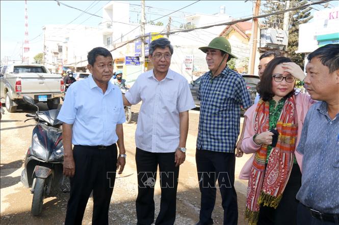 Ông Nguyễn Minh (thứ 2 từ trái sang), Phó Chủ tịch UBND tỉnh Lâm Đồng động viên các đơn vị thi công đẩy nhanh tiến độ dự án trọng điểm. Ảnh: Nguyễn Thanh - TTXVN