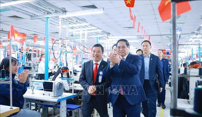 Thủ tướng Phạm Minh Chính thăm xưởng may của Tổng Công ty May 10. Ảnh: Dương Giang-TTXVN

