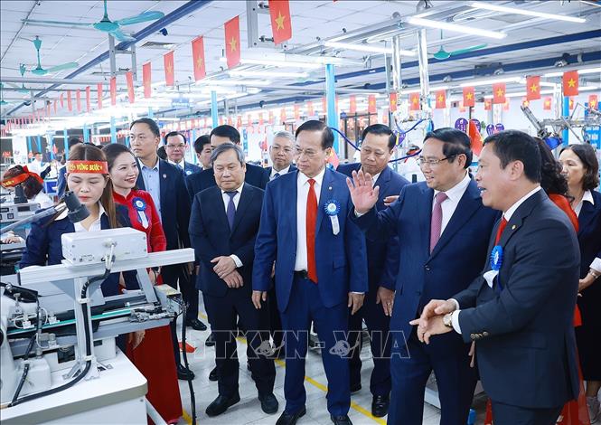 Thủ tướng Phạm Minh Chính thăm xưởng may của Tổng Công ty May 10. Ảnh: Dương Giang-TTXVN
