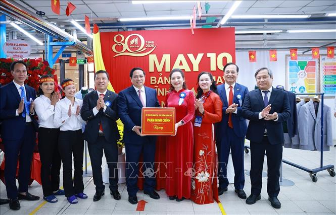 Thủ tướng Phạm Minh Chính tặng quà cho Tổng Công ty May 10. Ảnh: Dương Giang-TTXVN
