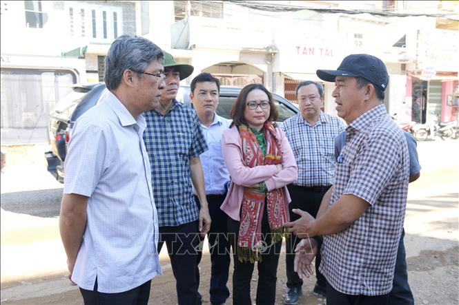 Ông Nguyễn Minh (bên trái), Phó Chủ tịch UBND tỉnh Lâm Đồng nghe các đơn vị báo cáo tiến độ dự án trọng điểm khu vực ven biển tỉnh. Ảnh: Nguyễn Thanh - TTXVN