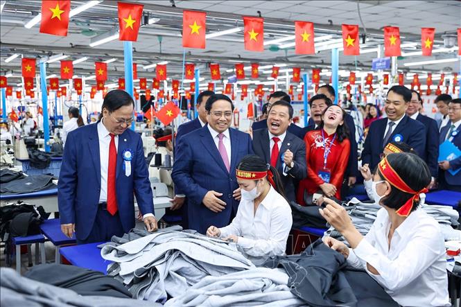 Thủ tướng Phạm Minh Chính thăm xưởng may của Tổng Công ty May 10. Ảnh: Dương Giang-TTXVN
