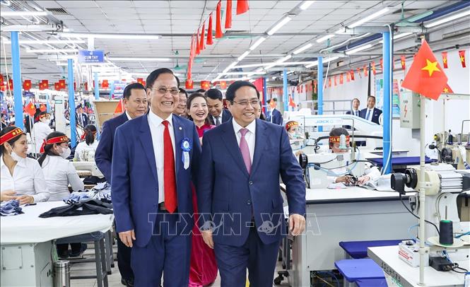 Thủ tướng Phạm Minh Chính thăm xưởng may của Tổng Công ty May 10. Ảnh: Dương Giang-TTXVN
